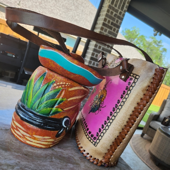 Hand Tooled Hammingbird Shoulder Handbag - Picture 14 of 16